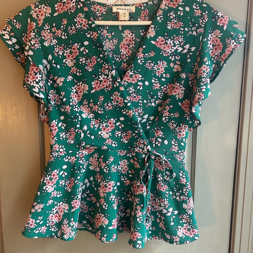 Monteau Green Flutter Sleeve Peplum Blouse